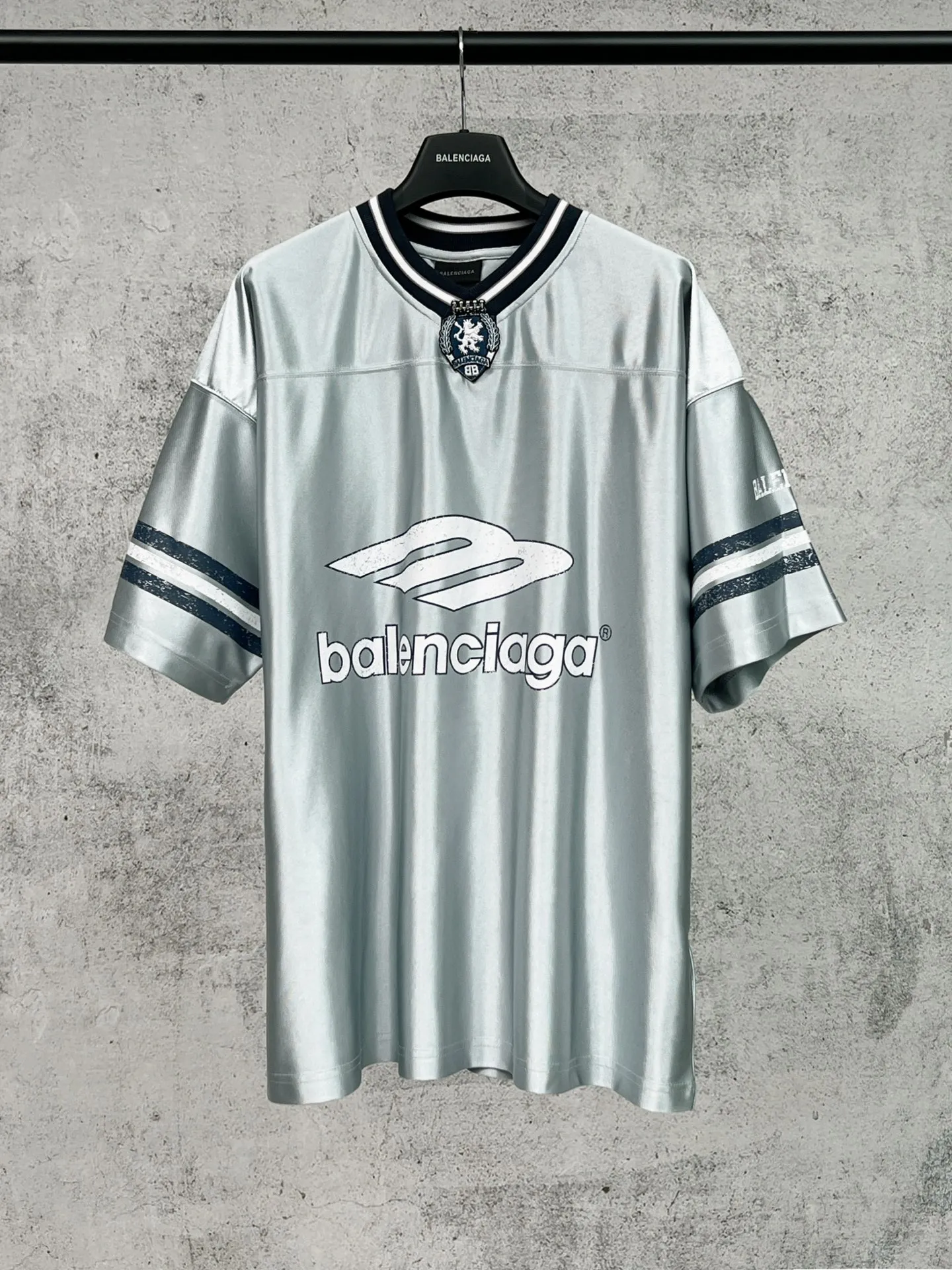 💰P105 【 . Quality】BALENCI*GA/ FOo TBALLSeries 。 3B V T 。 ， ， 。 SS 26 New Arrival。 ， 。 。 Authentic ， ， 。 。 220 ， . ， 。 。 ， ， ， 。 。 。 OS . Same Style ：BL 263761 ：Black，Blue， Size：XS S M L